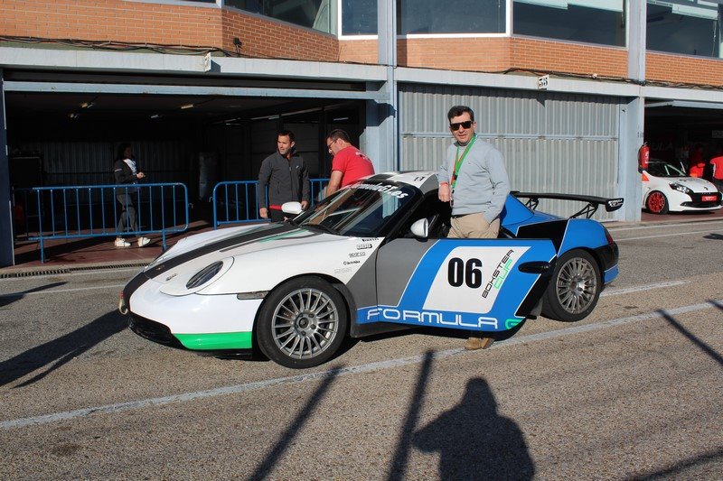 Posando junto a un Porsche en el Jarama